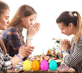 Ovos de Páscoa com brinquedos para caça aos ovos